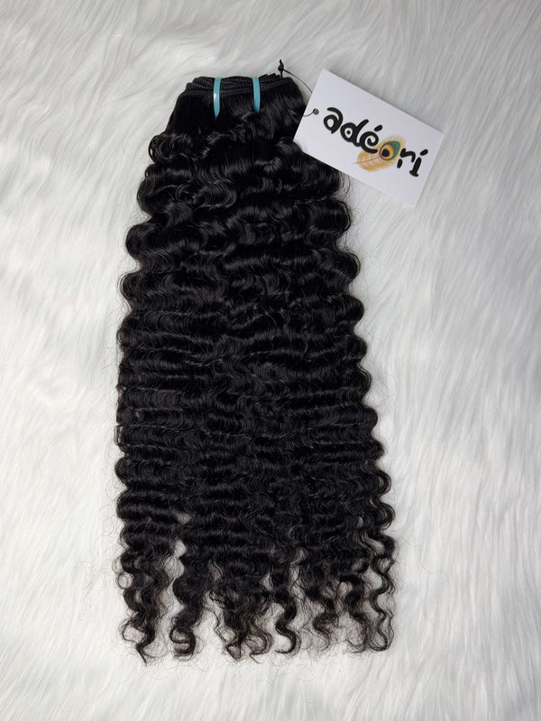 Ìtura - Loose Curly, 3A–3B weft, fanned to show the soft S-curl