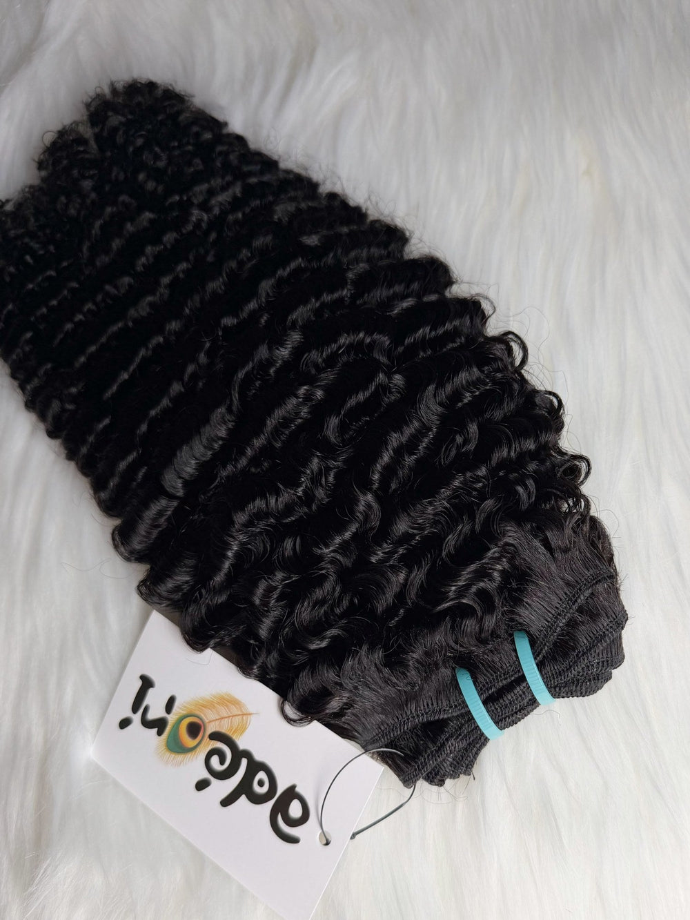 Wúrà - Kinky Curly, 3C–4A weft, close detail with machine track